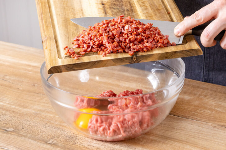 Salami zum Hackfleisch geben
