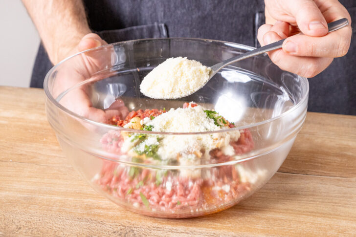 Parmesan zur Hackfleischmasse geben