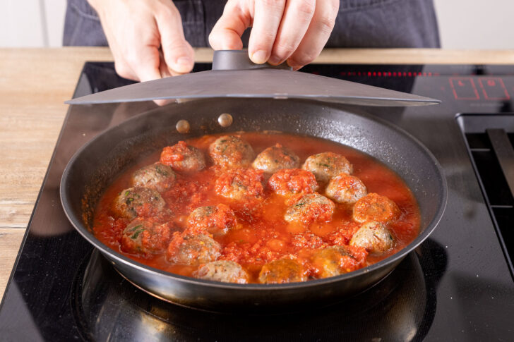 Italienische Hackbällchen Polpette al sugo köcheln lassen
