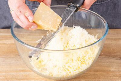 Parmesan in dünnen Fäden reiben