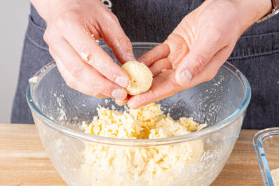 Käsemasse zu kleinen Bällchen formen