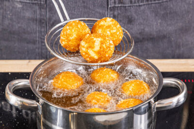 Käsebällchen im heißen Öl frittieren