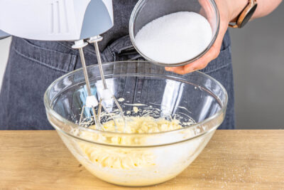 Butter mit Zucker, Vanille und Salz aufschlagen