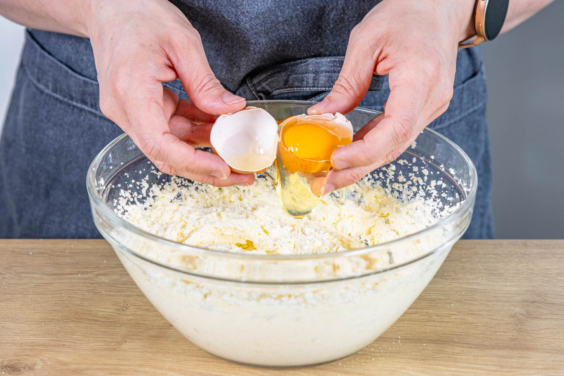 Omas cremiger Käsekuchen ohne Boden mit Grieß