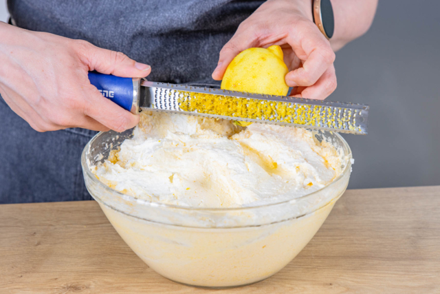 Omas cremiger Käsekuchen ohne Boden mit Grieß