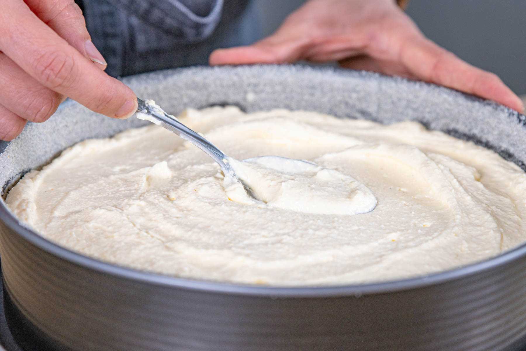 Omas cremiger Käsekuchen ohne Boden mit Grieß
