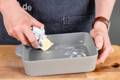 Auflaufform mit Butter fetten