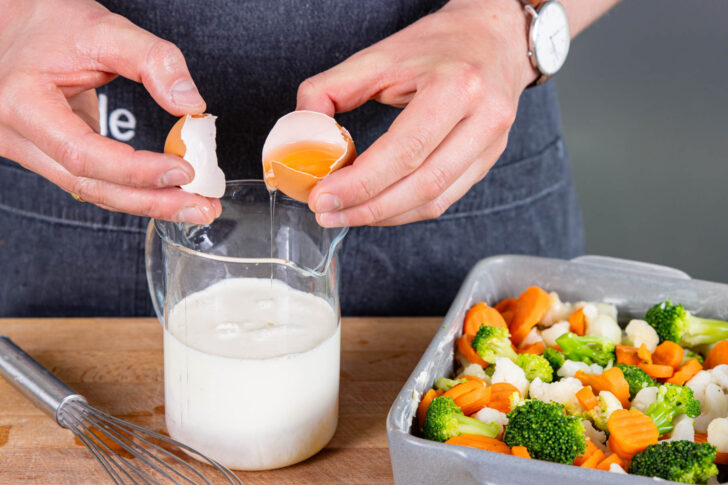 Eier zu Milch und Sahne geben