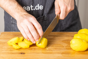 Kartoffeln in Scheiben schneiden