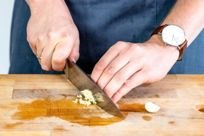 Knoblauch fein hacken