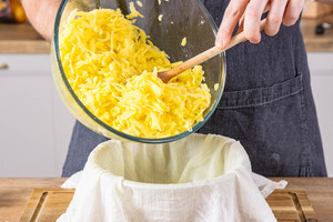 geriebene Kartoffeln ins Passiertuch geben