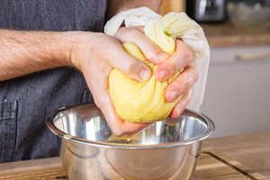 geriebene Kartoffeln auspressen