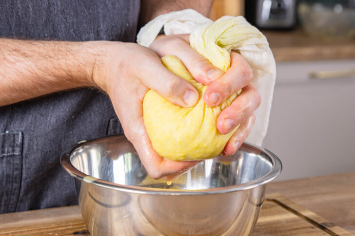 geriebene Kartoffeln auspressen