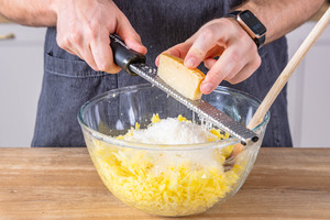 Parmesan reiben