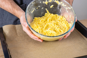 Reibekuchenteig aufs Backblech geben