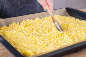 Reibekuchen gleichmäßig auf dem Backblech verstreichen