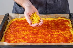 Kartoffelpizza mit Mais belegen