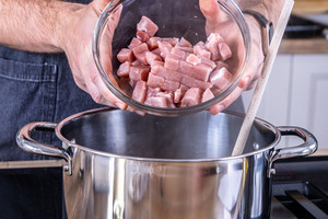 Fleisch in den Topf geben