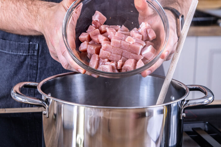 Fleisch in den Topf geben