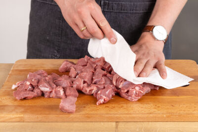 Lammfleisch abtupfen