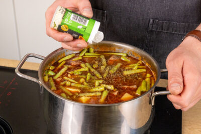 Lammtopf mit grünen Bohnen und Kartoffeln mit Bohnenkraut würzen