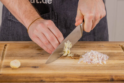 Schalotte und Knoblauch schneiden