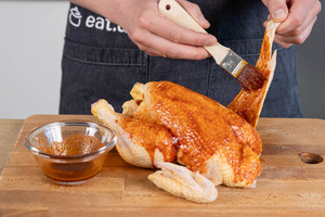 mit Marinade einreiben