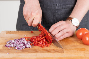 Paprika würfeln