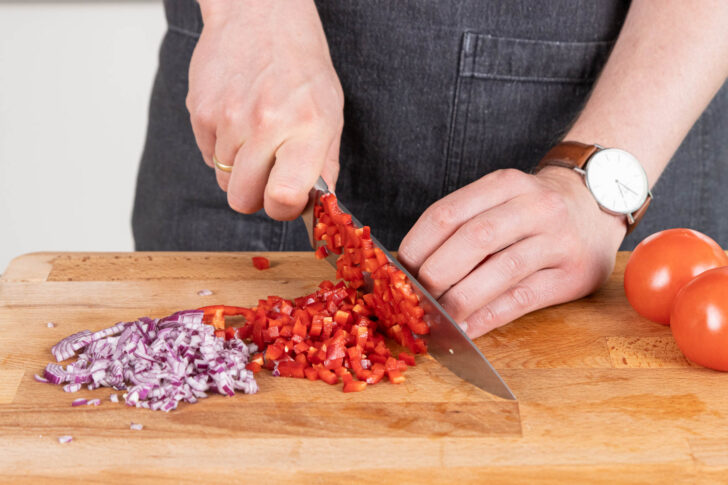 Paprika würfeln
