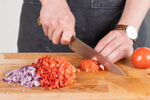 Tomaten würfeln