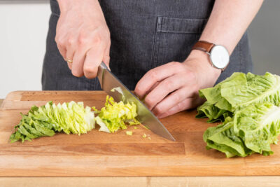 Salat in Streifen schneiden