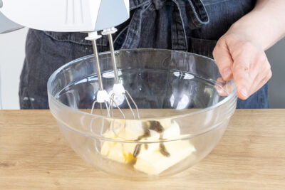 Butter mit Vanillepaste und Salz aufschlagen