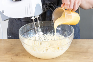 Milchmädchen zur Butter geben