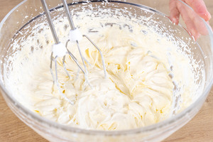 aufgeschlagene Milchmädchen-Buttercreme