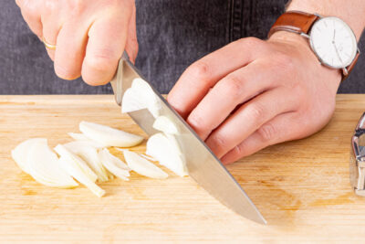 Zwiebeln und Knoblauch schneiden