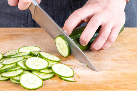 Omas Gurkensalat süß-sauer