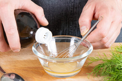 Essig-Öl-Dressing zubereiten