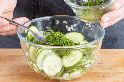 Dill uner Omas Gurkensalat mischen