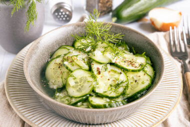 Omas Gurkensalat süß-sauer
