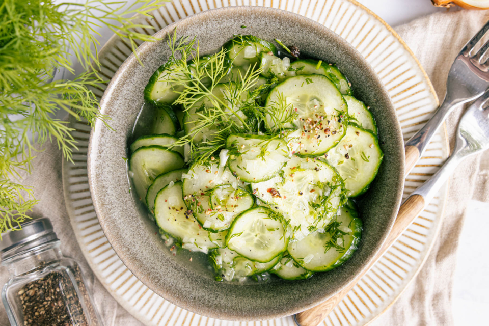 Klassischer Gurkensalat mit saurer Sahne | Rezept - eat.de