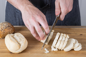 alte Brötchen in Scheiben schneiden