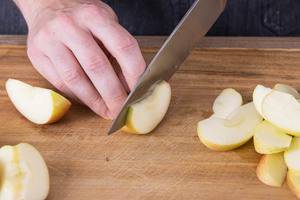 Äpfel in Scheiben schneiden