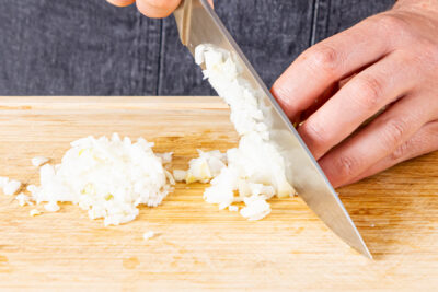 Zwiebel und Knoblauch fein hacken