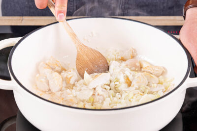 Hähnchen und Gemüsewürfel anbraten