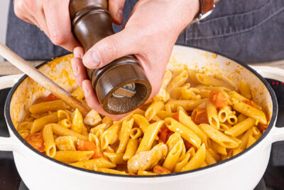 One Pot Pasta mit Hähnchen abschmecken