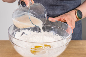 Hefemilch zu übrigen Zutaten geben