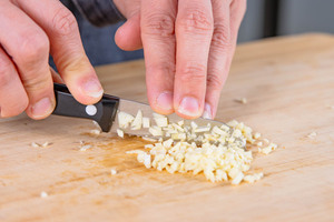 Knoblauch fein schneiden