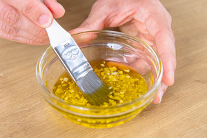 Knoblauchöl mischen