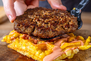 Fleisch auf die Waffel geben