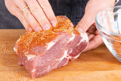 Schweinenacken mit dem Rub einreiben